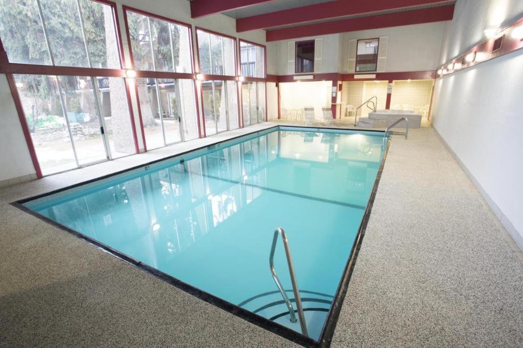 Riviera Village Green Hotel Complex Вернон Екстер'єр фото