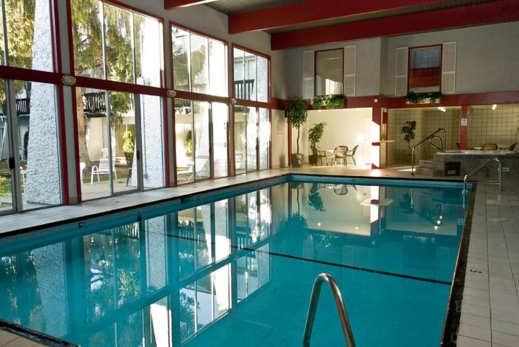 Riviera Village Green Hotel Complex Вернон Екстер'єр фото